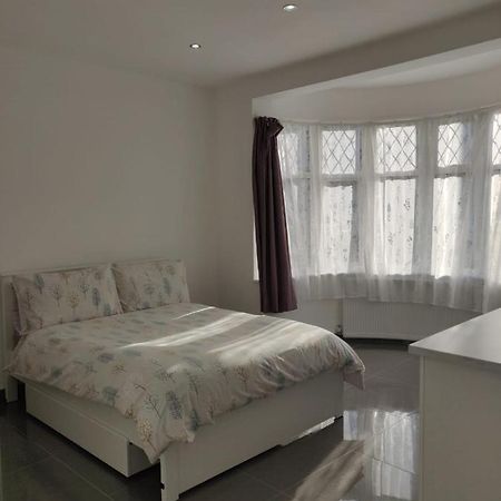 Stunning Double Room In Harrow Wembley - Khoob House Londen Buitenkant foto