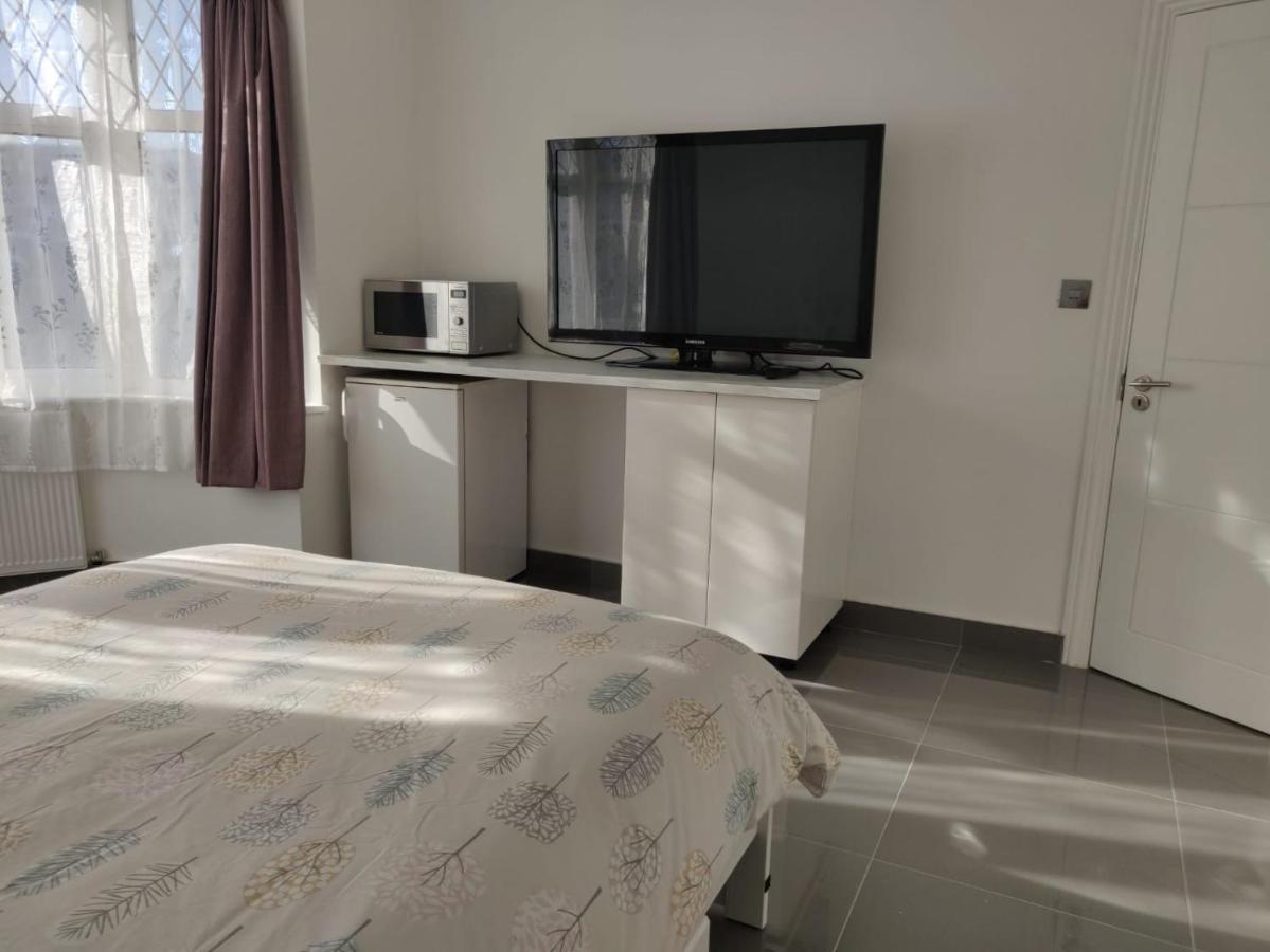 Stunning Double Room In Harrow Wembley - Khoob House Londen Buitenkant foto