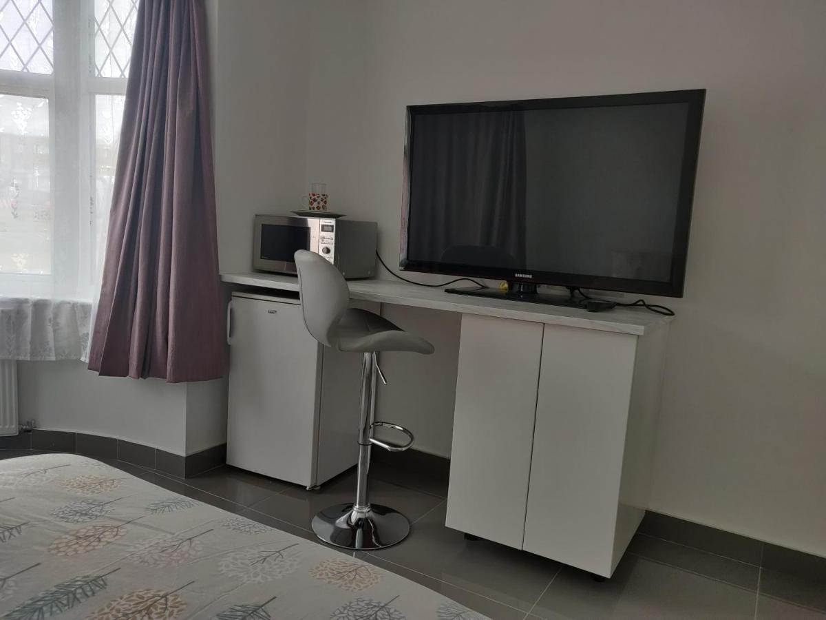 Stunning Double Room In Harrow Wembley - Khoob House Londen Buitenkant foto