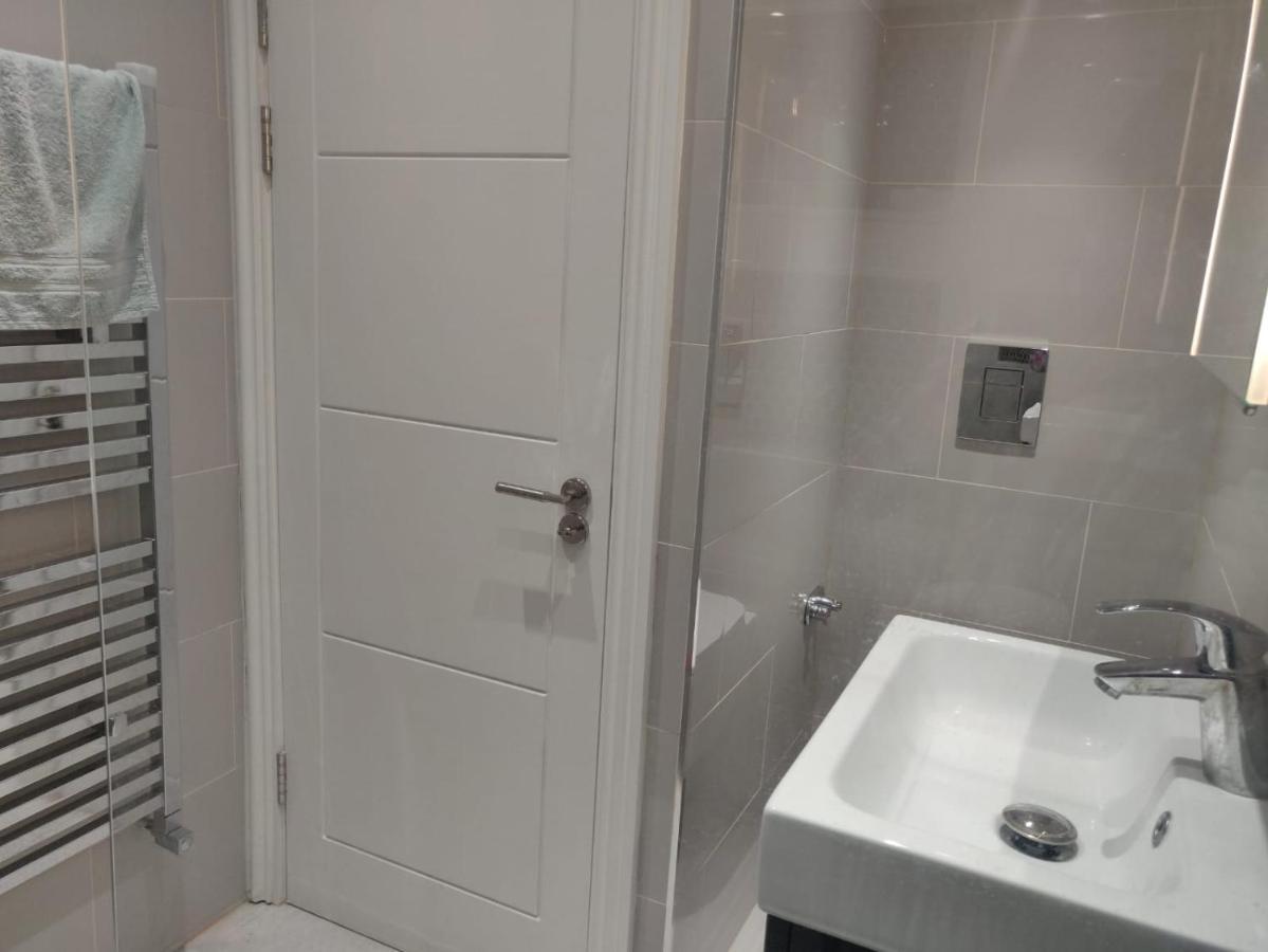 Stunning Double Room In Harrow Wembley - Khoob House Londen Buitenkant foto